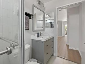 een badkamer met een wastafel, een toilet en een douche bij Discount For 30 Days Plus Stay In Culver City in Los Angeles