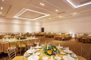 une grande salle de banquet avec des tables et des chaises dans l'établissement Doubletree By Hilton Toluca, à Toluca