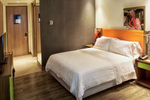 Ένα ή περισσότερα κρεβάτια σε δωμάτιο στο Hampton by Hilton Cali