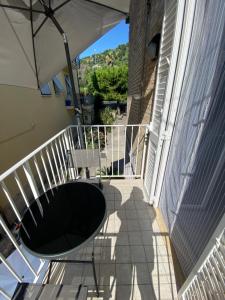 - un balcon avec une table et un parasol dans l'établissement AleVale apartment 450mt mare, à Grottammare