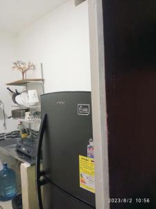 - un réfrigérateur avec une vignette sur le côté dans l'établissement Apartaestudio totalmente independiente muy central a todo, à Envigado