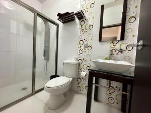 W łazience znajduje się toaleta, umywalka i prysznic. w obiekcie Casa moderna climatizada en Tuxtla Gutiérrez w mieście Tuxtla Gutiérrez