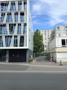 un edificio en una calle al lado de algunos edificios en mariana-basel, en Maisons-Alfort