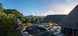 Hilton Moorea Lagoon Resort & Spa في بابيتوييْ: اطلالة على منزل له طريق وجبال