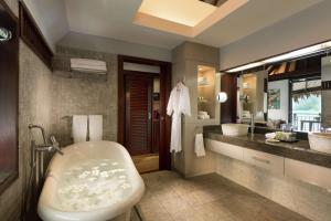 Hilton Moorea Lagoon Resort & Spa的一间浴室