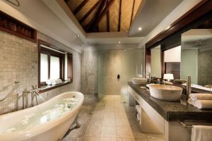 Hilton Moorea Lagoon Resort & Spa的一间浴室