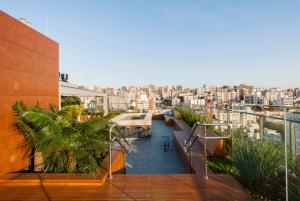 einen Balkon eines Gebäudes mit Stadtblick in der Unterkunft Cityhome GO 24 Porto Alegre in Porto Alegre