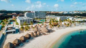 - une vue aérienne sur une plage avec des parasols et l'océan dans l'établissement Mangrove Beach Corendon Curacao All-Inclusive Resort, Curio, à Willemstad