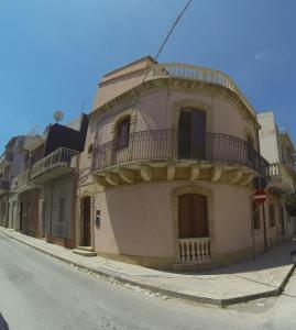 a building with a balcony on the side of a street at A Casa Tunna in Pachino