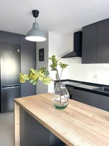 コスタ・ダ・カパリカにあるThe Luxe View Spotの台所のカウンターに座る花瓶