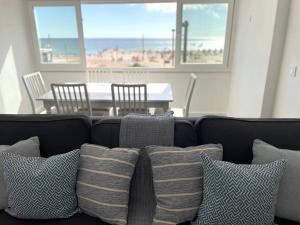 コスタ・ダ・カパリカにあるThe Luxe View Spotのリビングルーム(ソファ、枕付)、ダイニングルーム(ビーチ付) +14枚の写真