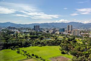 eine Luftansicht auf eine Stadt mit Park in der Unterkunft Hilton San Jose La Sabana in San José