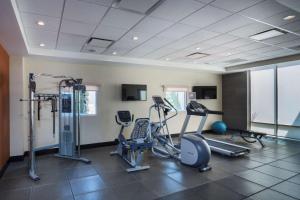 - une salle de sport avec plusieurs appareils d'exercice dans l'établissement Homewood Suites by Hilton Queretaro, à Querétaro