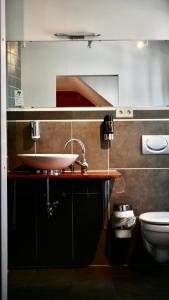 bagno con lavandino e servizi igienici di Hotel Hafner a Stoccarda