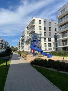 un parque infantil frente a un edificio de apartamentos en Baltica Sea Apartment II, en Gdansk