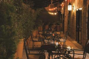 una fila di tavoli e sedie su un patio di notte di Embassy Suites by Hilton Bogotá - Rosales a Bogotá