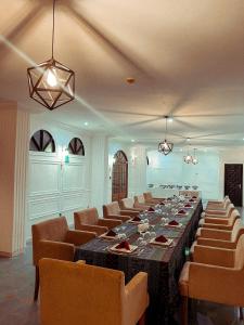 una gran sala de conferencias con una mesa larga y sillas en Marcsons Hotels and Resorts, en Limbe