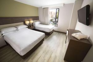 ボゴタにあるEmbassy Suites by Hilton Bogotá - Rosalesのベッド2台と薄型テレビ付きのホテルの部屋 +37枚の写真