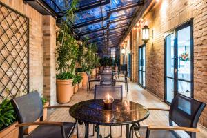 ボゴタにあるEmbassy Suites by Hilton Bogotá - Rosalesの屋内パティオ(テーブル、椅子、植物付)