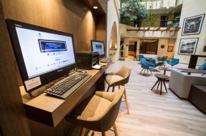 ボゴタにあるEmbassy Suites by Hilton Bogotá - Rosalesのデスク(コンピュータモニター&キーボード付)
