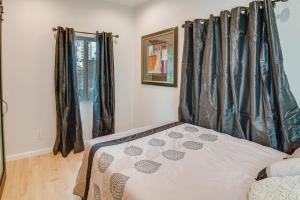 um quarto com cortinas pretas e uma cama em Pet-Friendly Riverside Vacation Rental with Patio! em Riverside