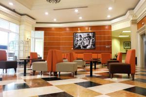 un restaurant avec des chaises et des tables orange dans le hall dans l'établissement Hampton Inn Tampico Zona Dorada, à Tampico