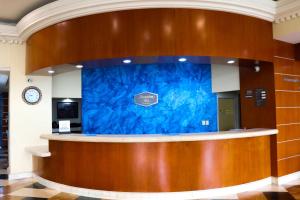 a lobby with a blue wall in a building at Hampton Inn Tampico Zona Dorada in Tampico