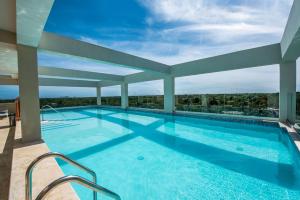una piscina en la azotea de un edificio en Hampton By Hilton Santo Domingo Airport, en Boca Chica
