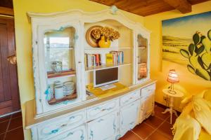 una habitación con una cabaña con un ordenador. en Villaggio Cala Paradiso, en San Teodoro