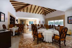 a restaurant with tables and chairs in a room at Hilton MM Grand Hotel Puebla, Tapestry Collection in Puebla