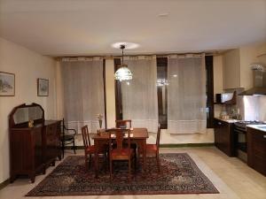 a kitchen and dining room with a table and chairs at Taylor's 2 Desembarco en La Ciudad Vieja in Montevideo