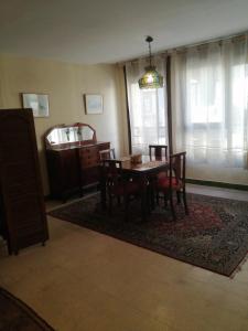 a dining room with a table and chairs at Taylor's 2 Desembarco en La Ciudad Vieja in Montevideo