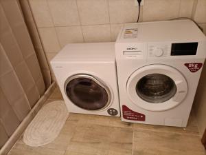 uma máquina de lavar e secar roupa num pequeno quarto em Taylor's 2 Desembarco en La Ciudad Vieja em Montevidéu