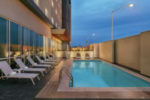 - une piscine sur le toit d'un immeuble avec des chaises longues dans l'établissement Hampton Inn By Hilton Monterrey Apodaca, à Monterrey