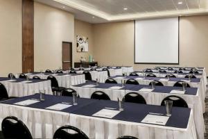 a conference room with tables and chairs and a screen at Hampton Inn By Hilton Monterrey Apodaca in Monterrey +20 photos