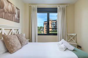 a bedroom with a bed and a large window at Nuevo Madrid - Apartamento de 1 dormitorio in Madrid