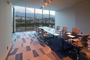 sala konferencyjna z długim stołem i krzesłami w obiekcie Hilton Garden Inn Monterrey Obispado w mieście Monterrey