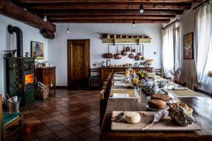 eine große Küche mit einem langen Tisch mit Essen darauf in der Unterkunft Ca' De Memi in Piombino Dese