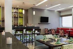 TV a/nebo společenská místnost v ubytování Hilton Garden Inn Queretaro
