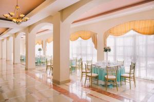 uma sala de jantar com mesa e cadeiras em Hilton Princess Managua em Manágua