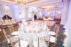 einen Hochzeitsempfang in einem Ballsaal mit Tischen und Stühlen in der Unterkunft Hilton Princess Managua in Managua
