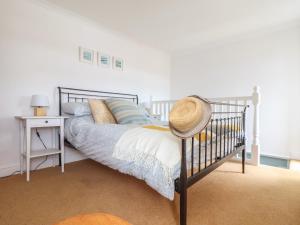 Postel nebo postele na pokoji v ubytování Flintstone Cottage