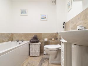 Koupelna v ubytování Flintstone Cottage + 16 fotografií