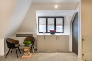 Pokój z 2 krzesłami, stołem i oknem w obiekcie Beautiful 2-Bed Apartment in London w Londynie