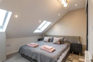 sypialnia z łóżkiem z różowymi ręcznikami w obiekcie Beautiful 2-Bed Apartment in London w Londynie