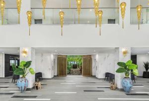Vstupní hala nebo recepce v ubytování Koi Resort Saint Kitts, Curio Collection by Hilton + 37 fotografií