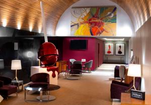 une chambre avec des chaises, une table et une tête rouge dans l'établissement Hilton DoubleTree Guadalajara Centro Historico, à Guadalajara