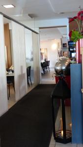 an office with a hallway with a room with a dining room at Haus der Gastlichkeit in Ratingen