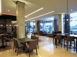 un restaurante con mesas y sillas en un edificio en Hampton Inn By Hilton Celaya, en Celaya