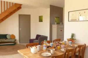 a dining room table and chairs in a living room at Ty Kerigan, Maison 3* proche de la plage - Locmariaquer in Locmariaquer +30 photos